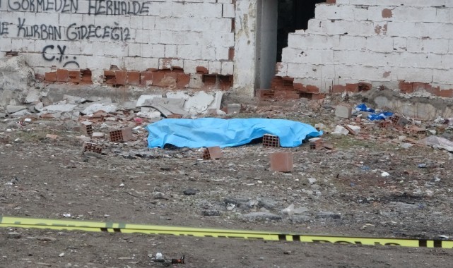 Yeşilyurt'ta boş arazide erkek cesedi bulundu