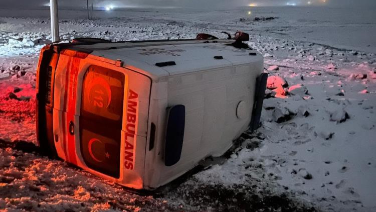 Şanlıurfa'da yoğun kar nedeniyle ambulans şarampole devrildi