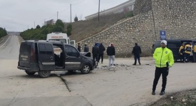 Bursa'da minibüs ile hafif ticari araç çarpıştı! Çok sayıda yaralı