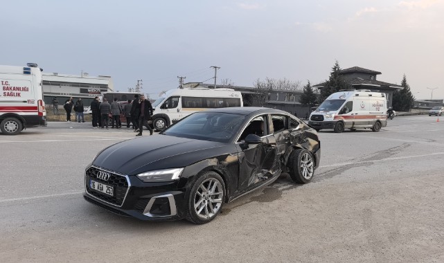 Öğrenci servisi otomobille çarpıştı: 6'sı öğrenci 10 yaralı