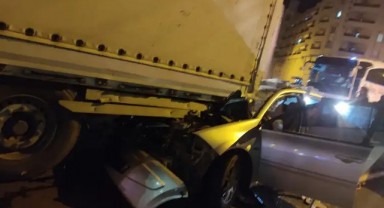 Şanlıurfa'da otomobil tırın altına girdi!