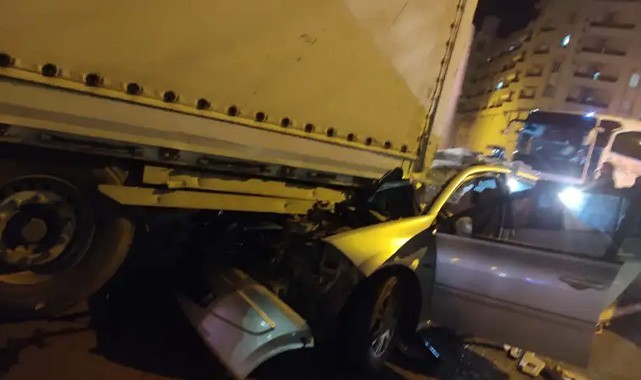 Şanlıurfa'da otomobil tırın altına girdi!