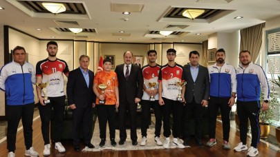 Şanlıurfa'da Voleybol takımından Başkan Gülpınar'a jest!