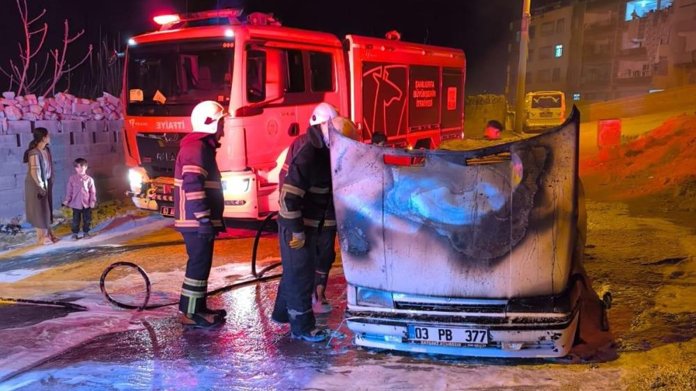Şanlıurfa’da gece saatlerinde otomobil alevlere teslim oldu!