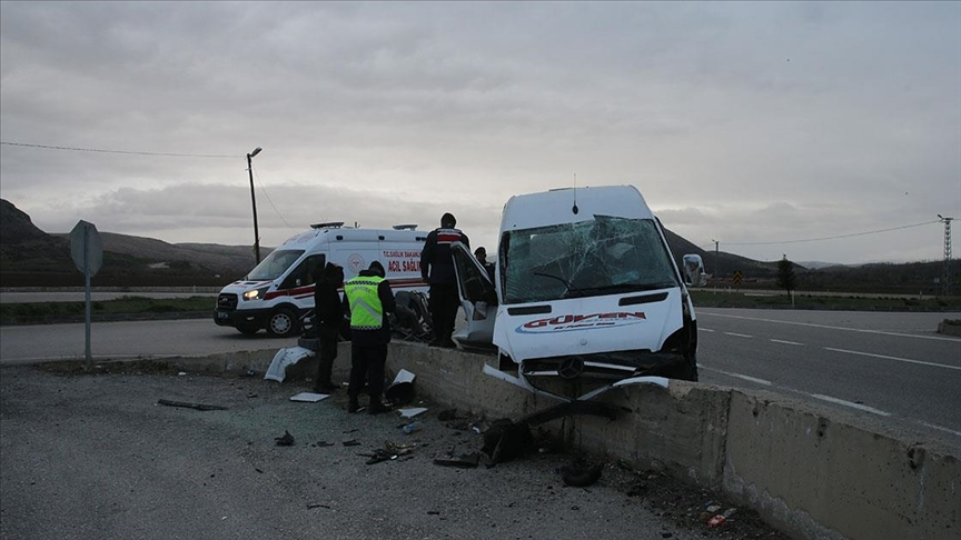 Tokat'ta feci kaza: 21 işçi yaralandı