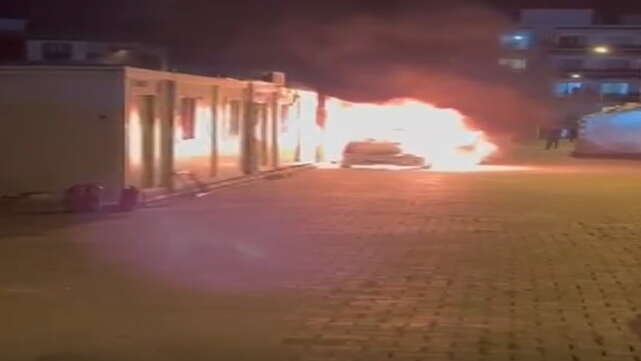 Adıyaman'da Park Halindeki Otomobil Alev Alev Yandı