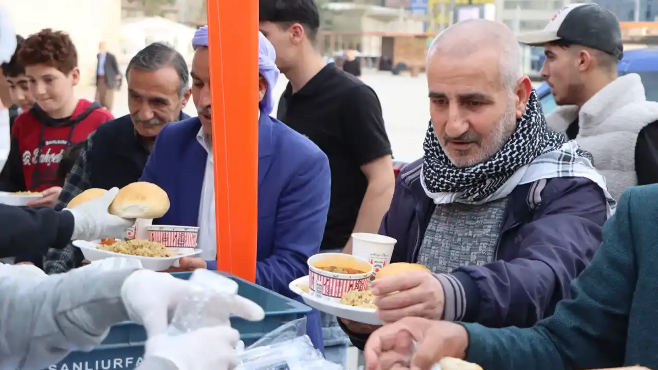 Şanlıurfa’da her gün binlerce kişi bu sofrada buluşuyor