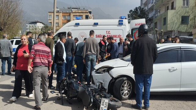 Hatay'da Otomobil ile Motosiklet Çarpıştı