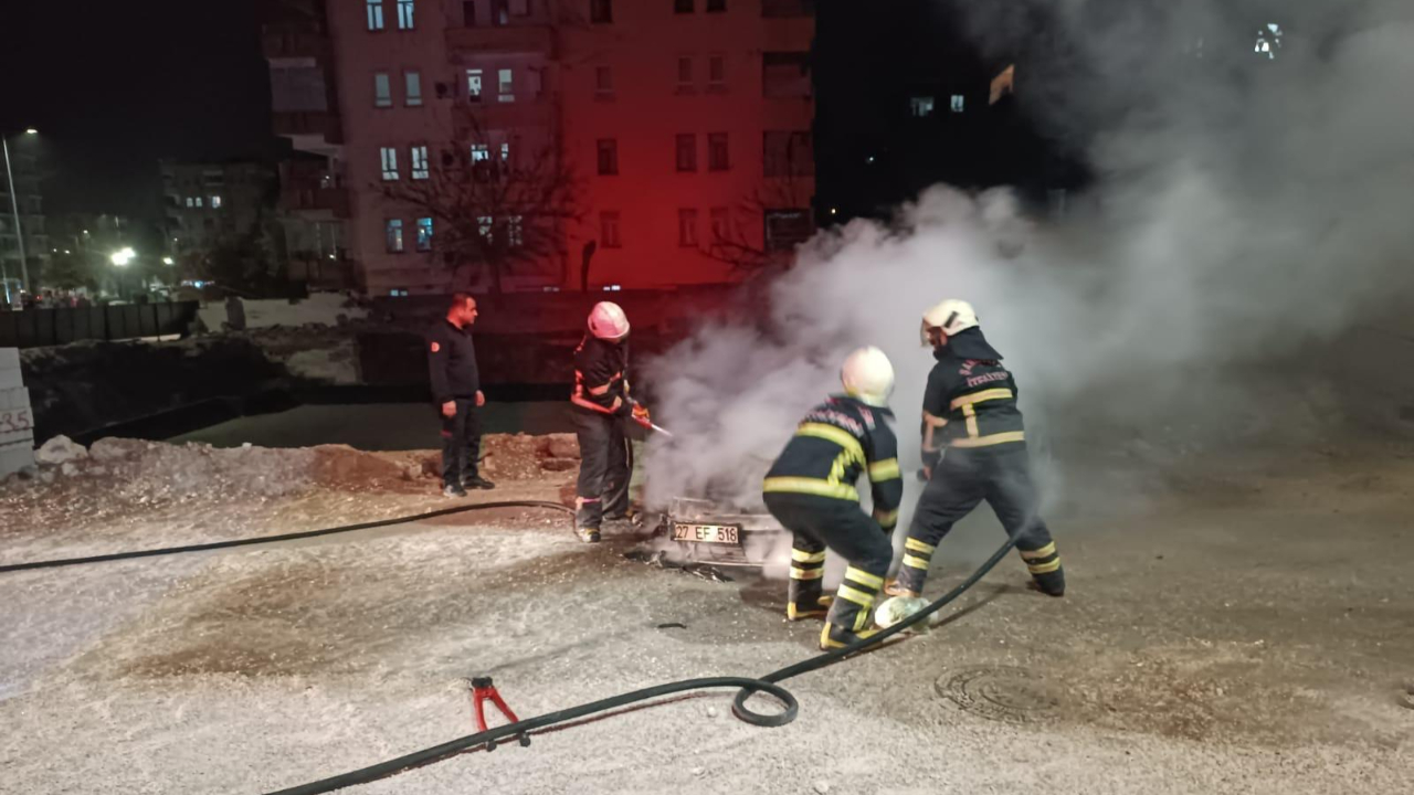 Şanlıurfa’da otomobil yangını! Ekipler söndürdü