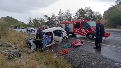 Yolcu otobüsü otomobille çarpıştı: 2 ölü, 4 yaralı