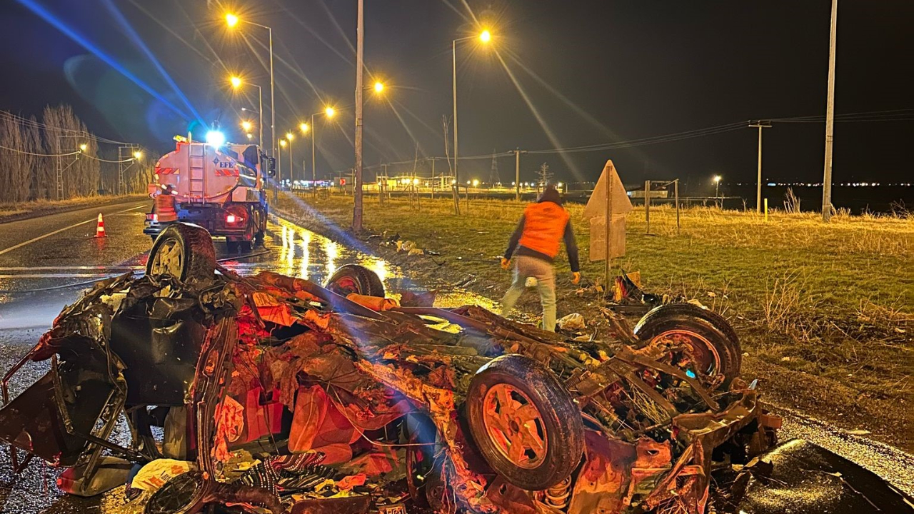 Ağrı'da otomobil hurdaya döndü: 2'si ağır 4 yaralı