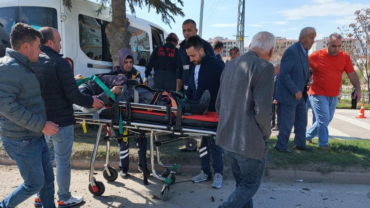 Diyaliz hastalarını taşıyan minibüs kazaya yaptı: 11 yaralı