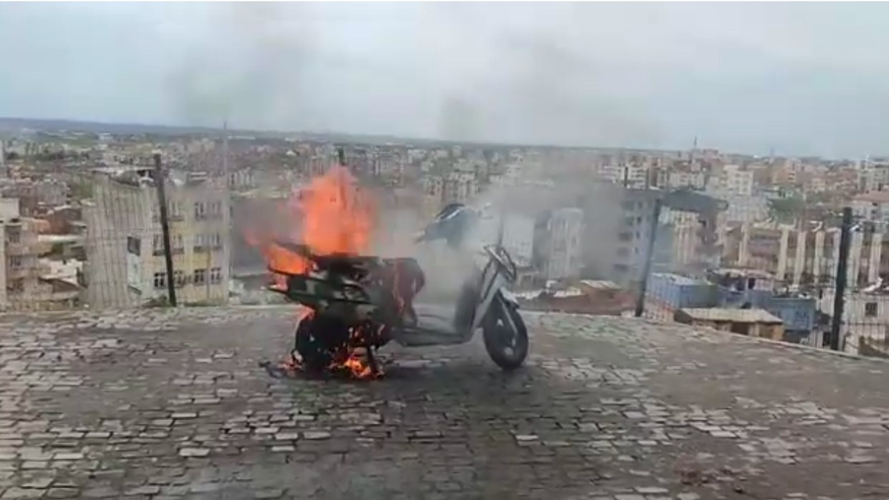 Şanlıurfa'da motosiklet alev alev yandı: O anlar kamerada