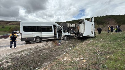 Tokat'ta feci kaza: tır ile yolcu servisi çarpıştı, 6 yaralı