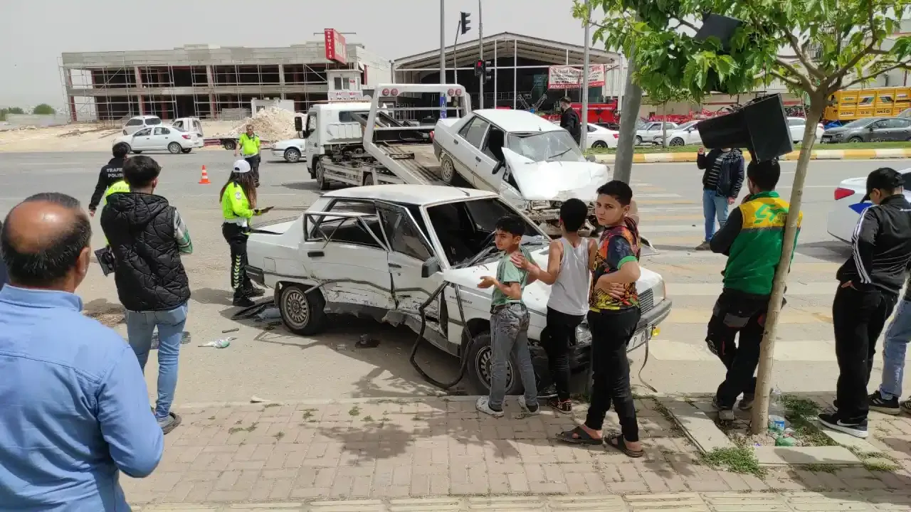 Şanlıurfa'da iki otomobil çarpıştı! 8 kişi yaralandı
