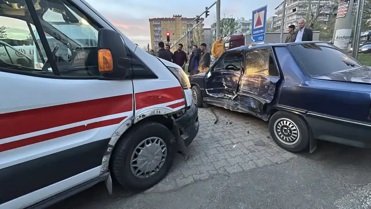 Şanlıurfa'dan Diyarbakır'a giden ambulans kaza yaptı! 1 yaralı