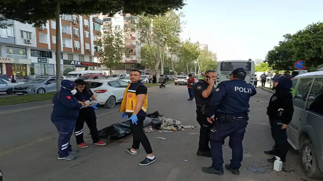 Adana'da karnavala giderken otobüsle çarpıştı: 1 ölü, 1 yaralı