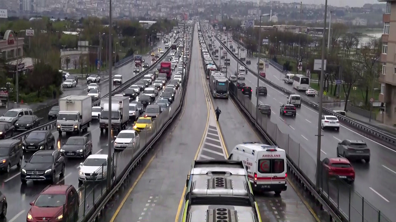 İstanbul'da metrobüs kazası: 2’si çocuk 21 yaralı