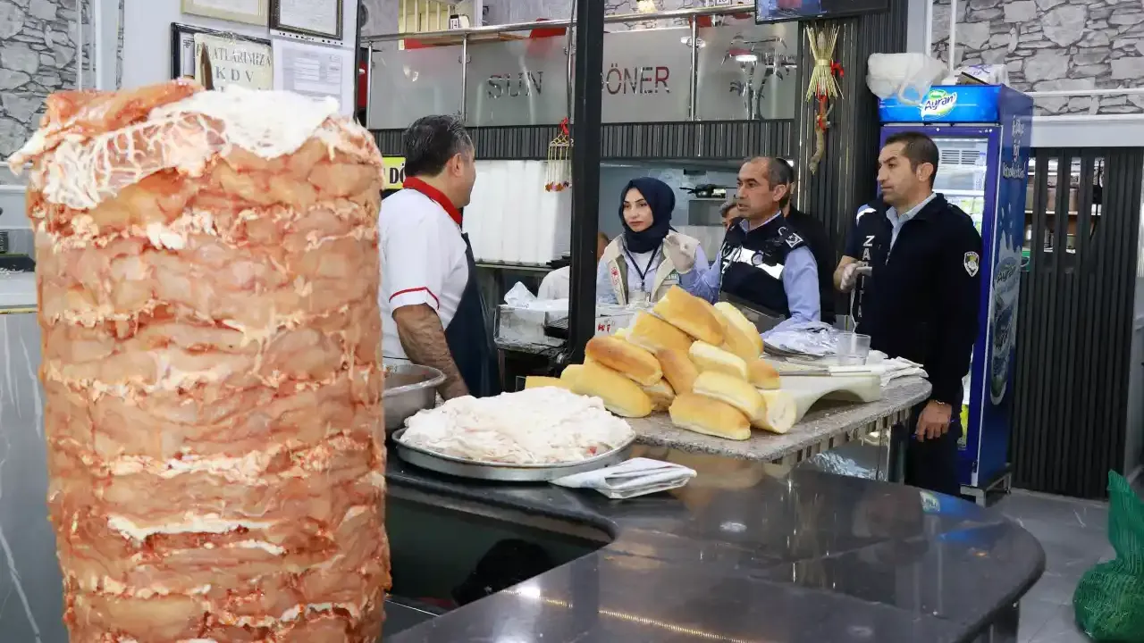 Şanlıurfa’da dönerciler denetlendi! 247 kg salçaya el konuldu