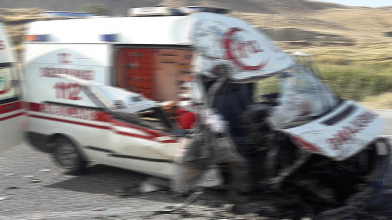 Siverek’te ambulans keçiye çarptı! 3 yaralı