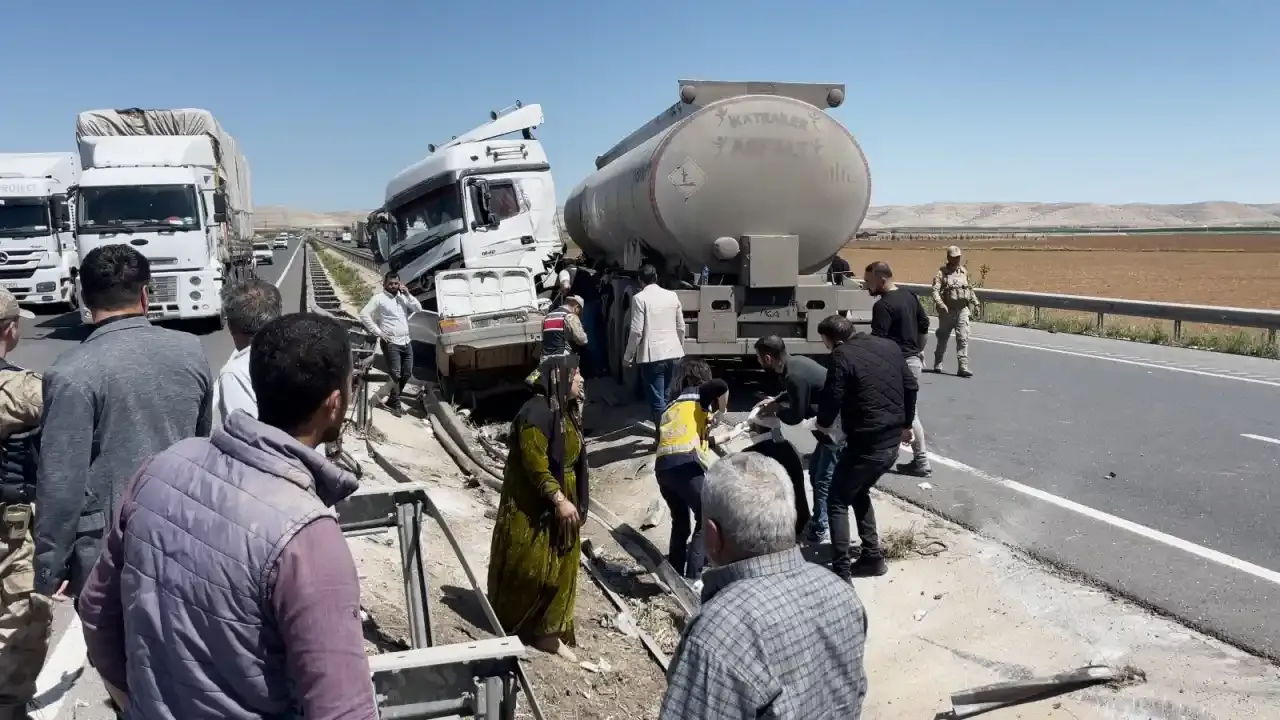 Şanlıurfa-Mardin Karayolunda tır ile otomobil çarpıştı: 4 yaralı