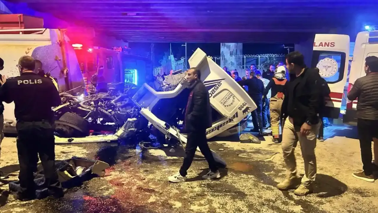 Freni patlayan otomobil üst geçit duvarına çarptı: 1 ölü, 1 yaralı