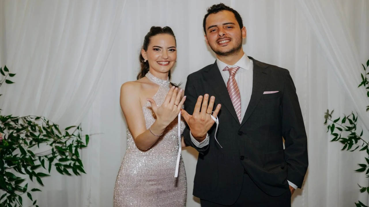 Çocukluk aşkıyla nişanlanan Ezgi Şenler kimdir?