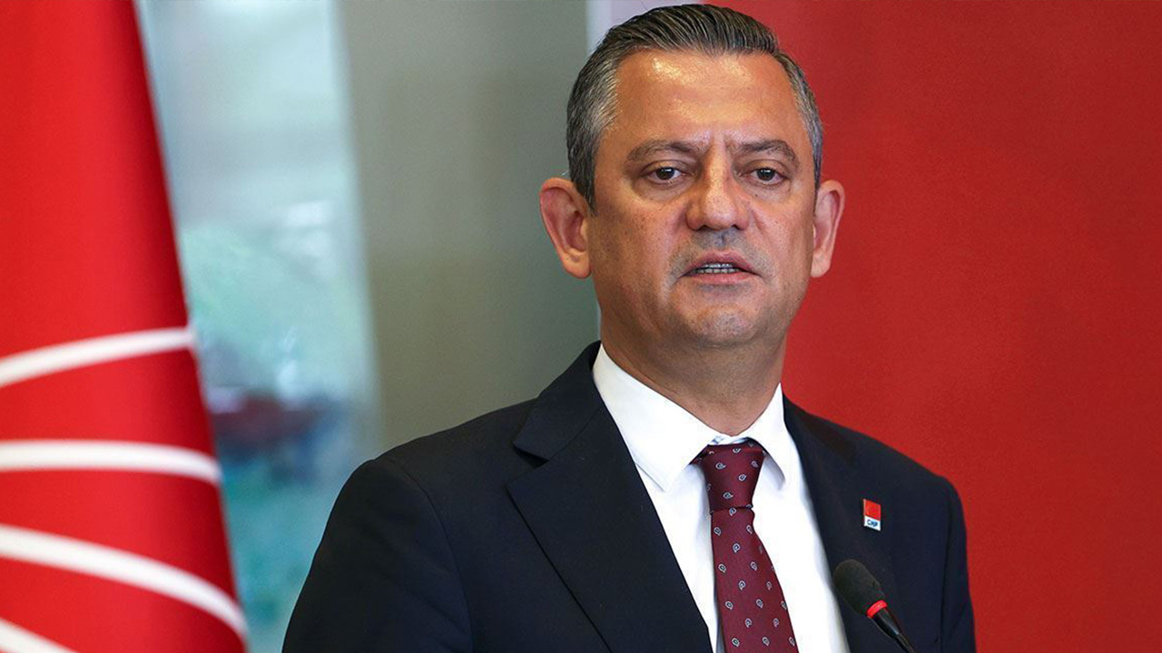 Özgür Özel’den sert çıkış: “Kravatlı vesayetçilere geçit yok”