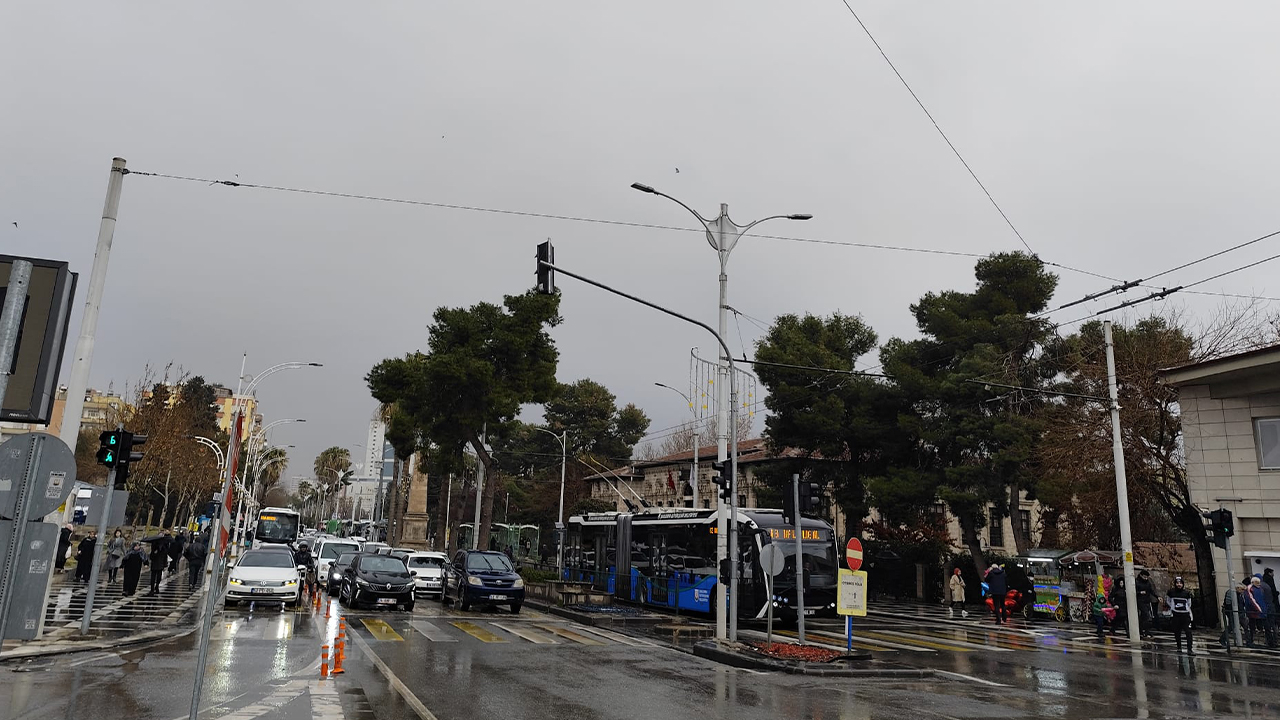Sıcaklık yerini yağmura bırakıyor: Şanlıurfa’da gök gürültülü sağanak yağış