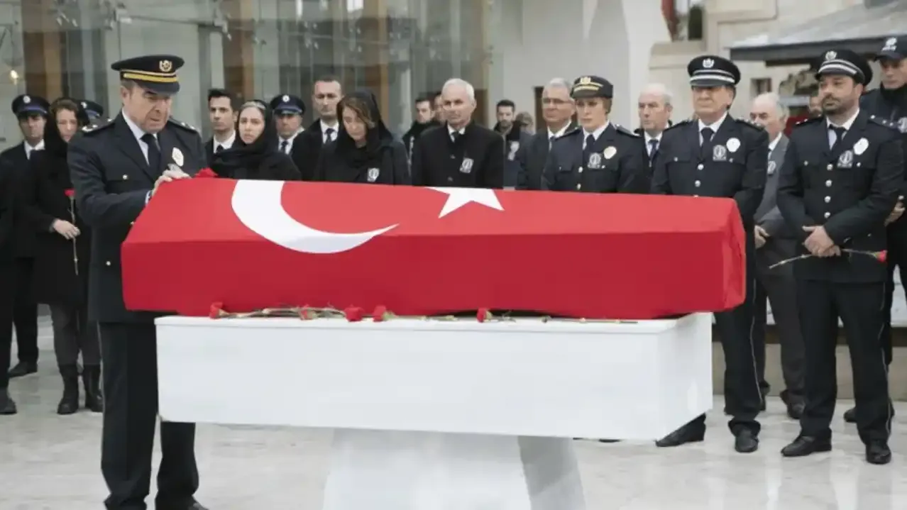 Arka Sokaklar dizisinden ayrılan Özlem Çınar kimdir, neden öldü?
