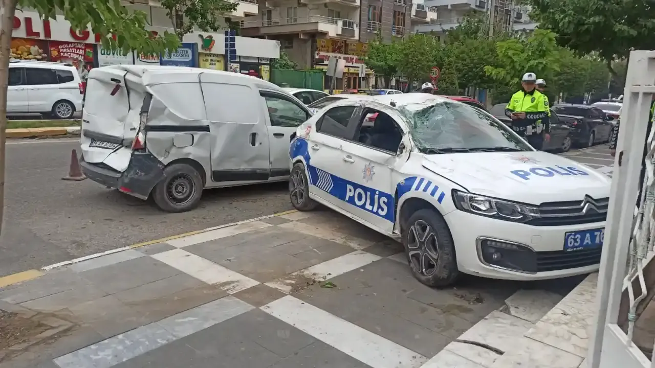 Karaköprü’de polis aracı ile otomobil çarpıştı! 1’i polis 2 yaralı