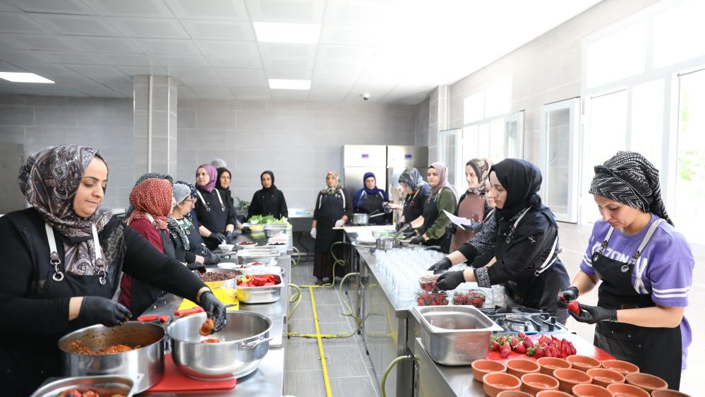 Siverek'te örnek girişim! Kadınlar hem pişiriyor hem kazanıyor