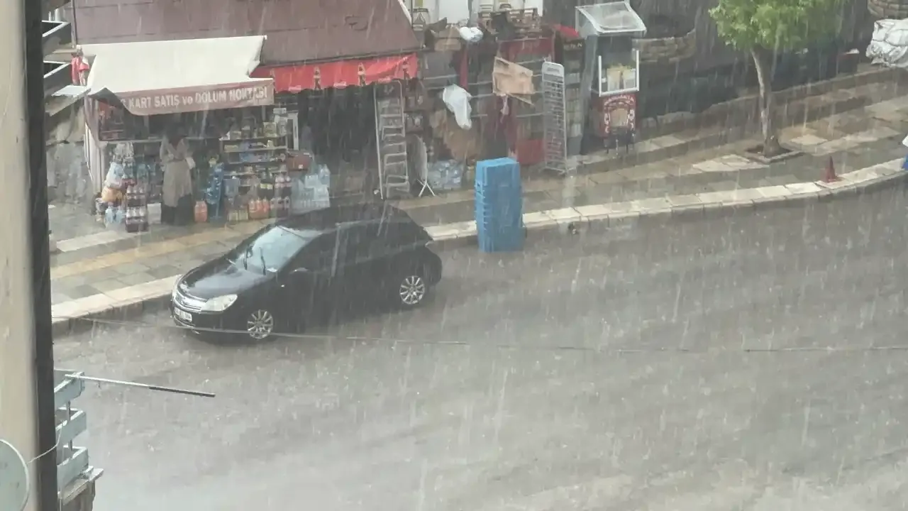 Elazığ'da misket büyüklüğünda dolu yağdı!