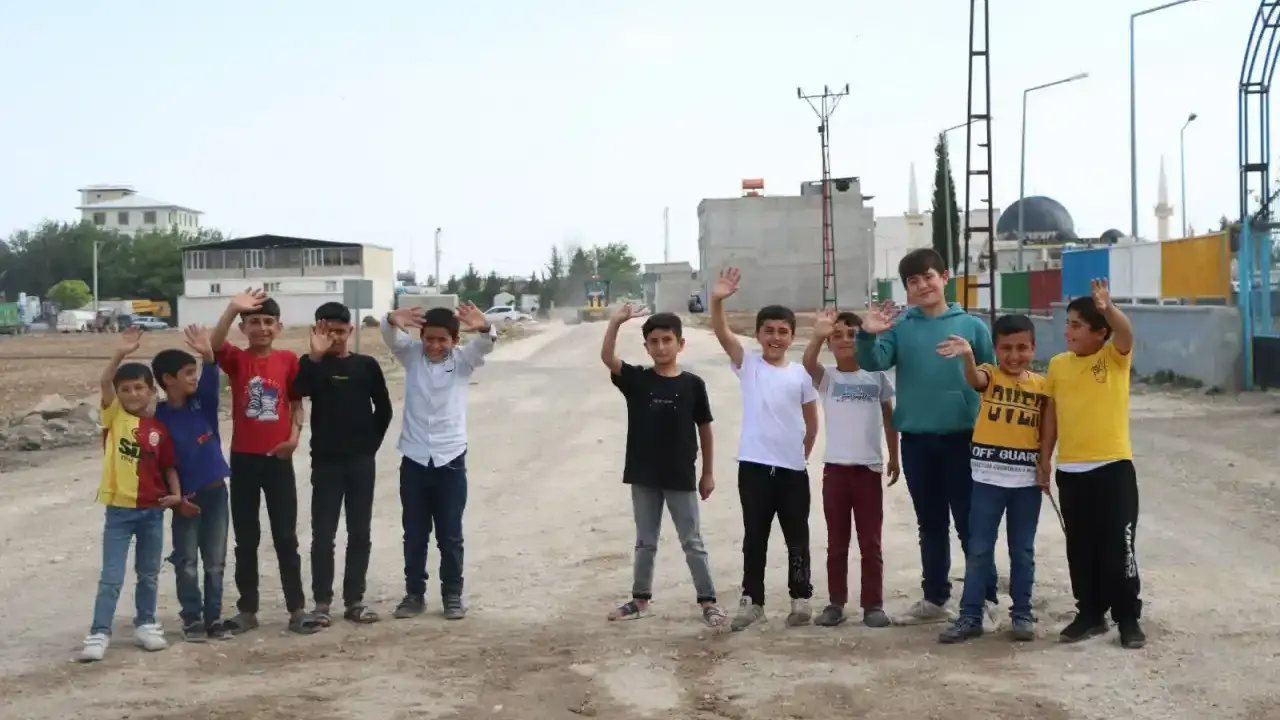 Suruç’ta çocukların ayakları artık çamur olmayacak
