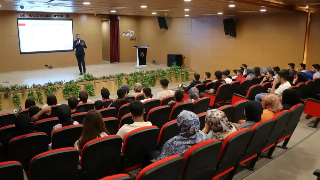 Haliliye’de gençlere motivasyon semineri verildi