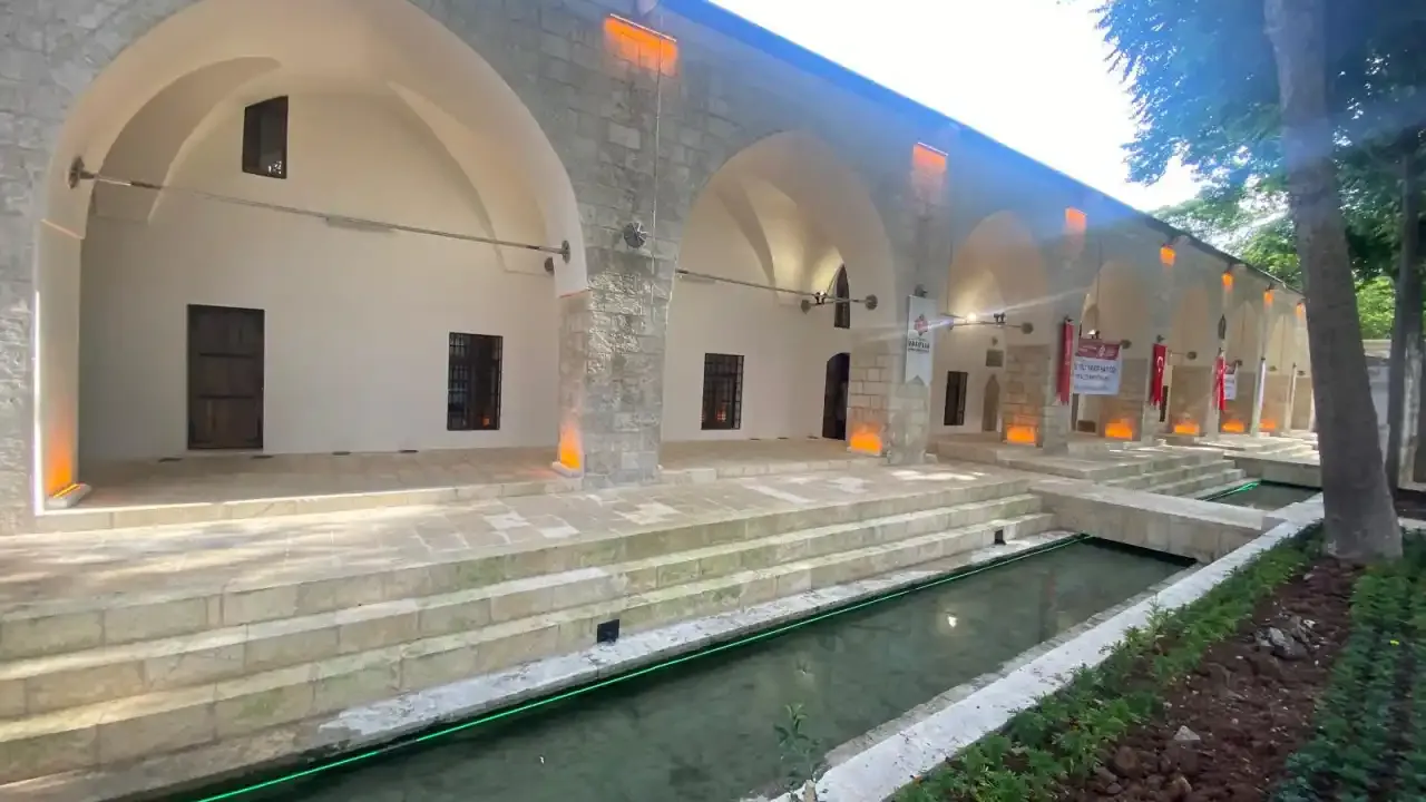 1499 yılında yapılan asırlık Hasan Paşa Camii kapılarını açtı