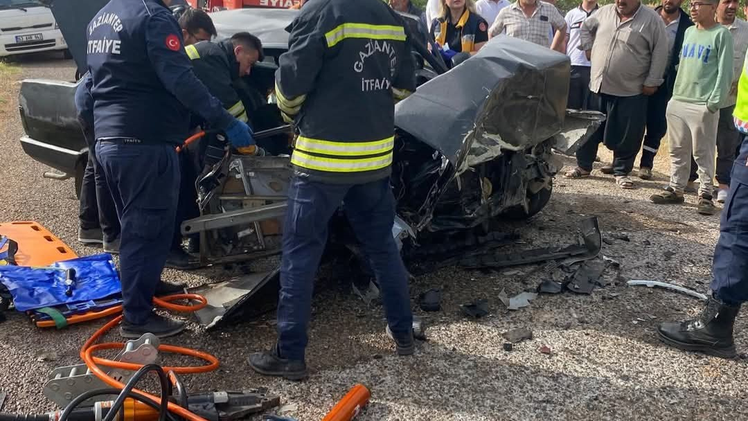 Gaziantep'te iki otomobil kafa kafaya çarpıştı