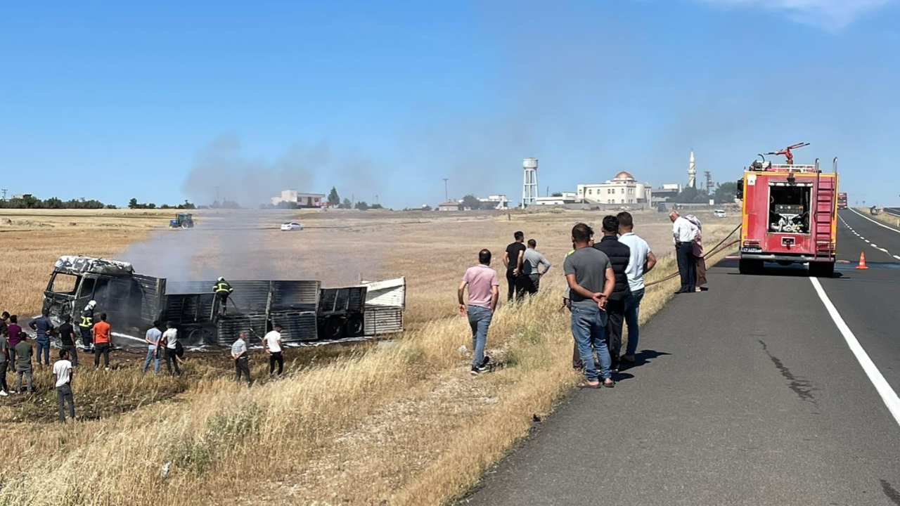 Şırnak'ta seyir halindeyken alev alan tır kullanılamaz hale geldi