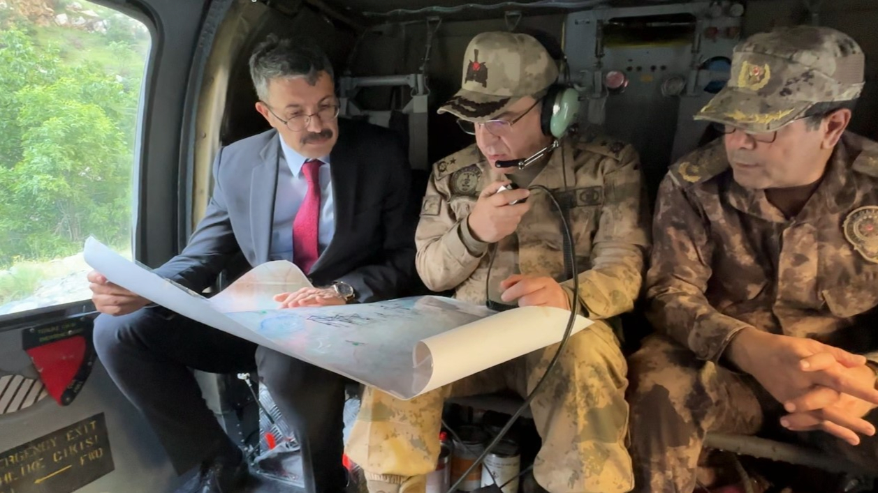 Hakkâri Valisi Çelik, derede kaybolan genci arama çalışmalarını havadan inceledi