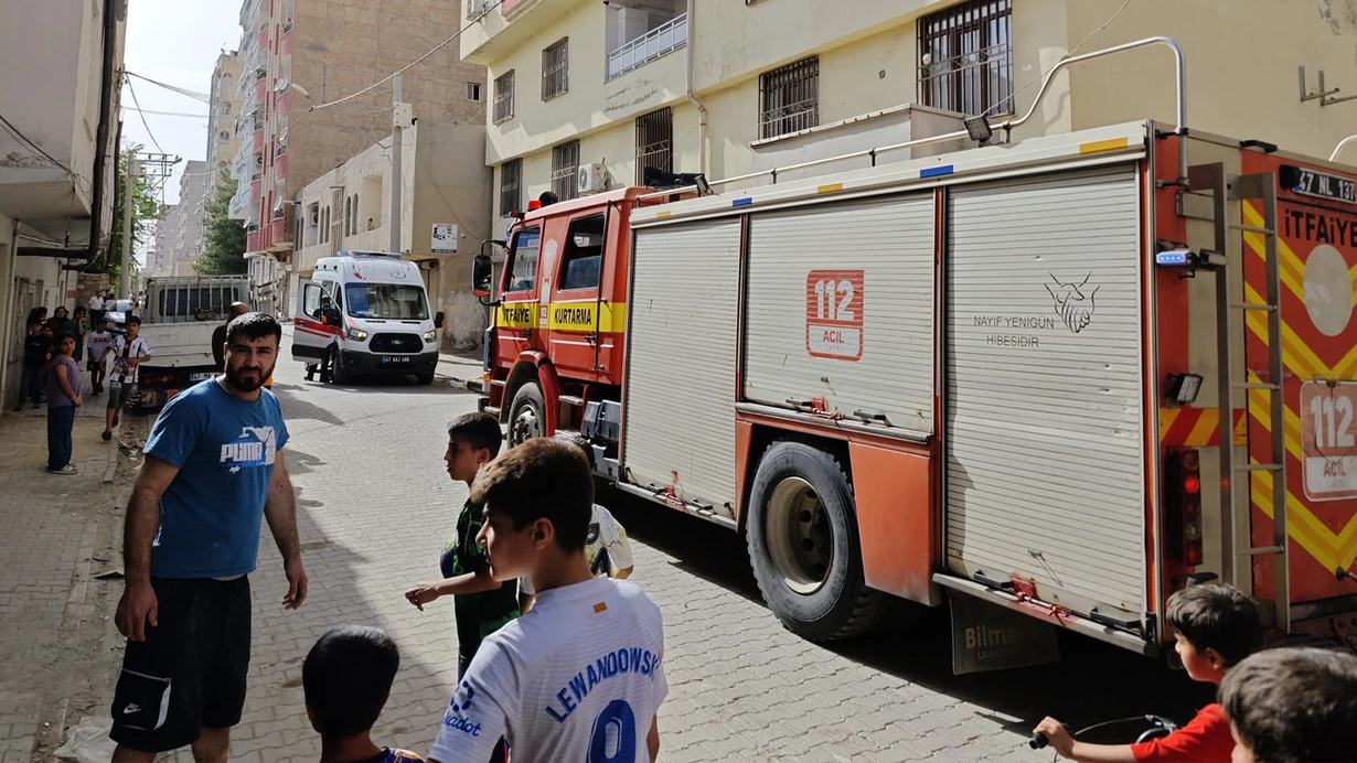 Mardin Kızıltepe'de iki çocuk havalandırma boşluğuna düşerek yaralandı