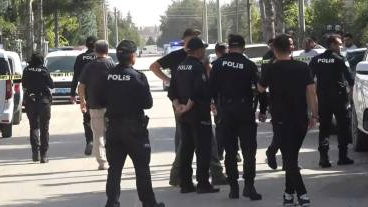 Evi şeytanlar bastı diyerek sinir krizi geçiren genç, polisi bıçakladı