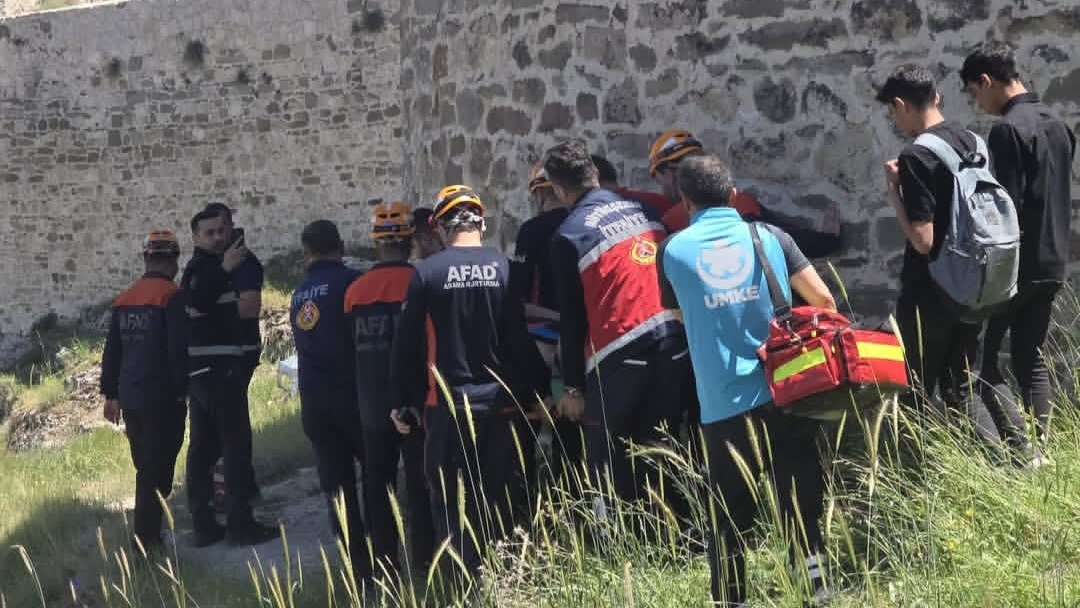 Van Kalesi'nde kayalıklarda mahsur kalan vatandaş kurtarıldı