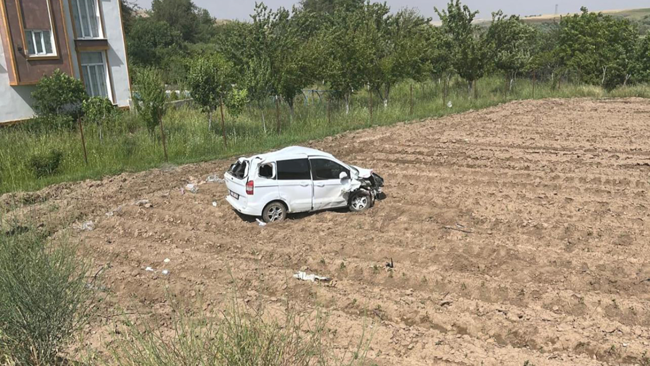 Batman Kozluk'ta hafif ticari araç devrildi: Biri çocuk 2 kişi yaralandı