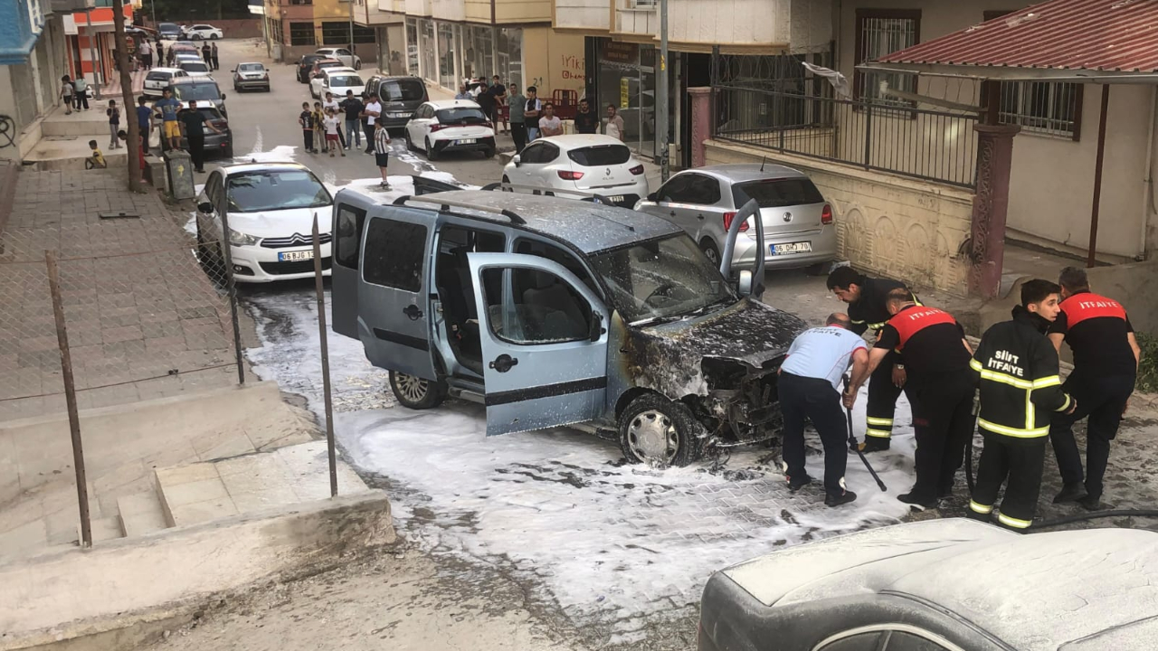 Siirt’te park halindeki hafif ticari araçta yangın çıktı