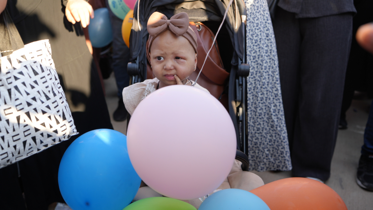 Gaziantep’te minik elif azra için binlerce balon gökyüzüne bırakıldı
