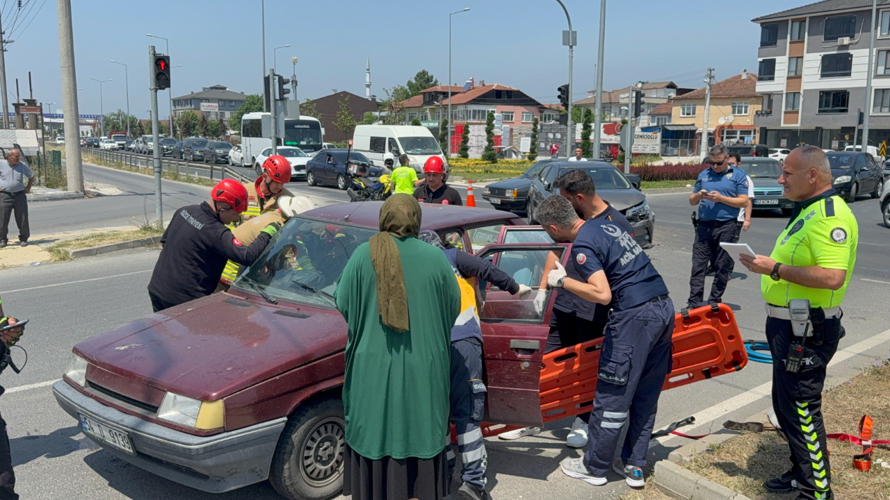 Düzce'de otomobiller çarpıştı, yolcu araçta sıkıştı: 3 yaralı