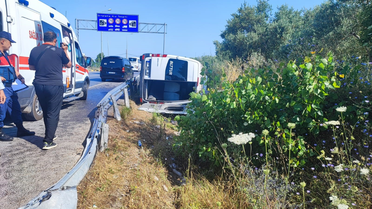 Antalya’da minibüs devrildi: 6 turist ve sürücü yaralandı