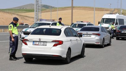 Yolcu otobüsündeki valizden kaçak sigara çıktı