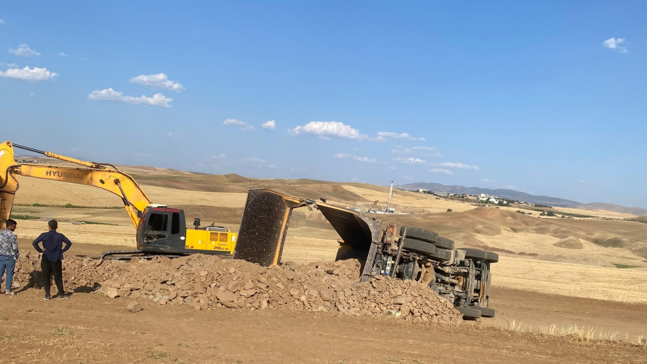 Siirt'te kontrolden çıkan kamyon devrildi