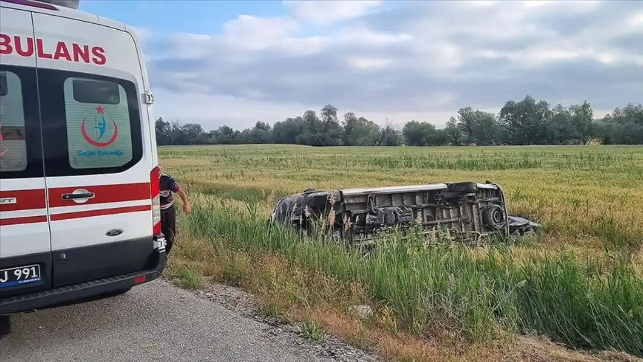 Çorum'da can pazarı! Minibüs devrildi, 17 kişi yaralandı